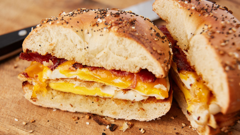 Bagel egg sandwich