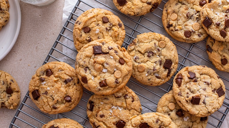 Cookies on wire rack 