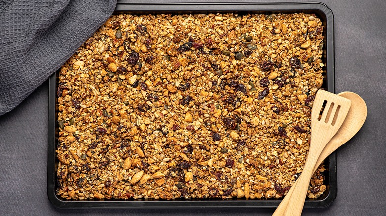 granola with sesame seeds