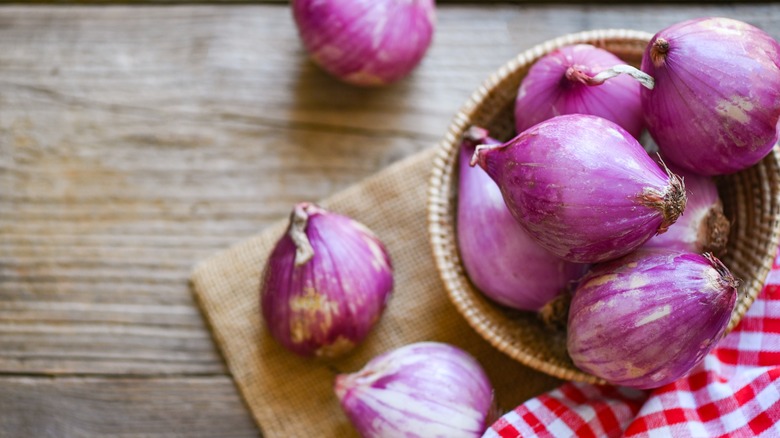 Bowl of purple shallots 