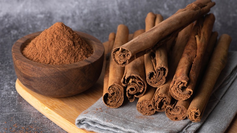 Whole and ground cinnamon