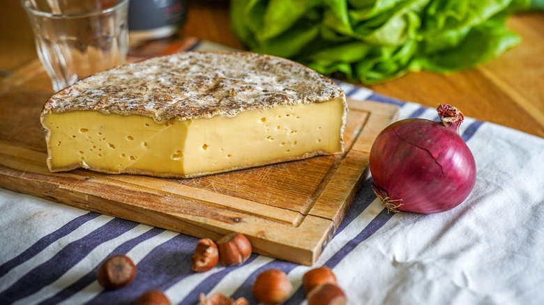 Saint-Nectaire on cheese board with onion