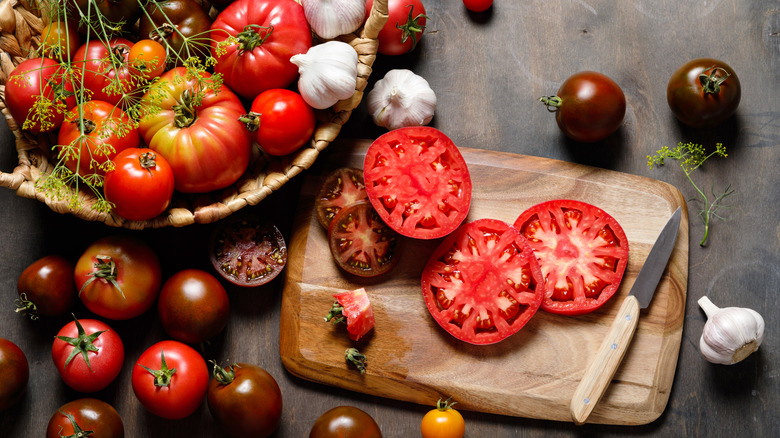 sliced varieties of heirloom tomatoes