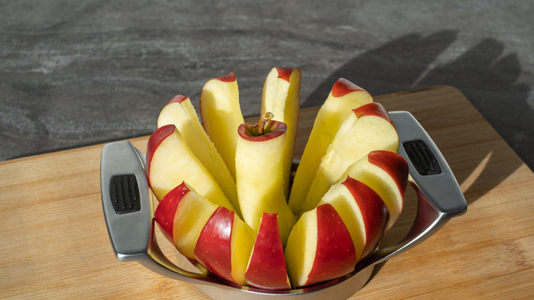 Apple corer with apple slices