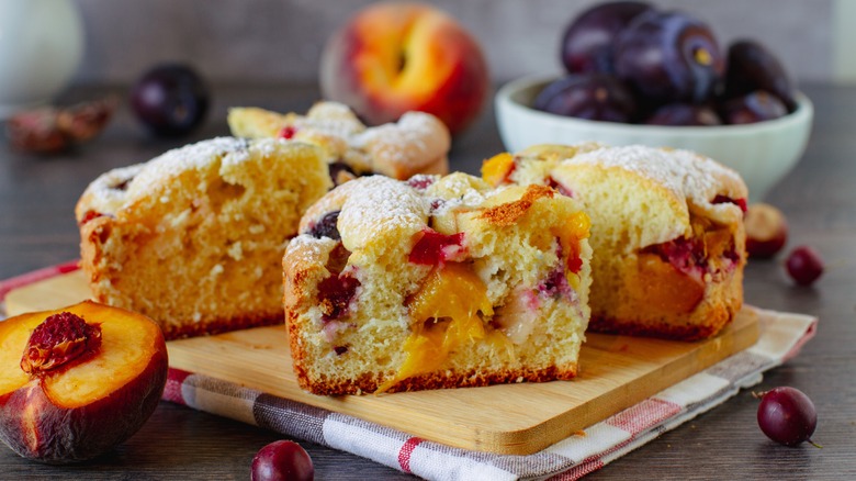 Cake with fruit and powdered sugar