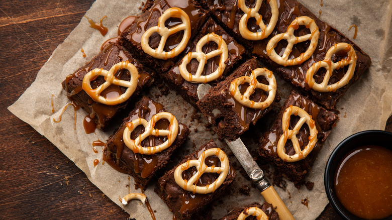 Brownies with pretzels and caramel