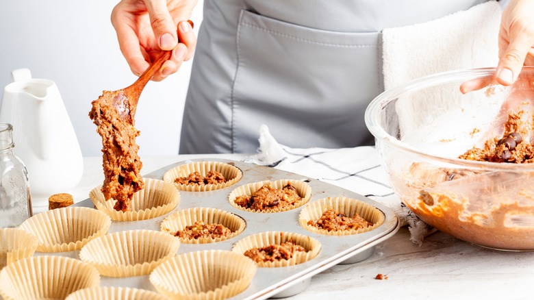 Filling paper muffin liners