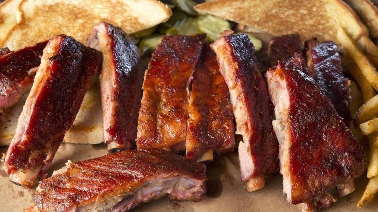 Barbecued ribs and bread