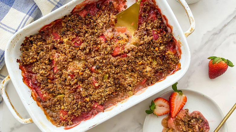 strawberry rhubarb crisp in dish