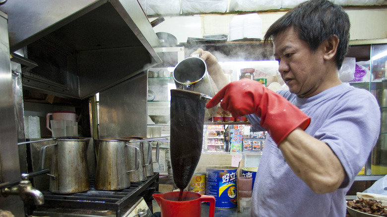 pouring hong kong style tea