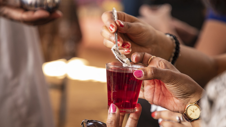 adding sugar to hibiscus tea