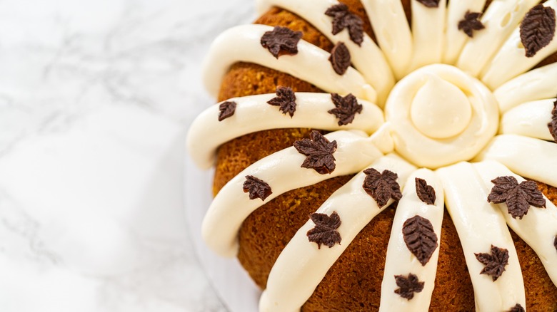 Bundt cake with accents