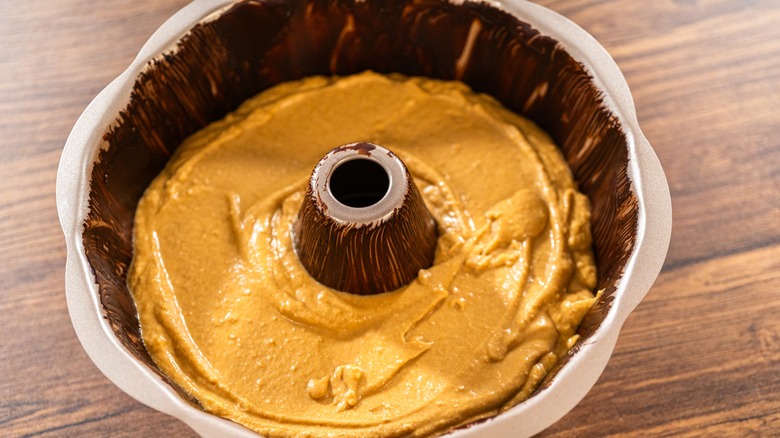 Bundt pan in a tin