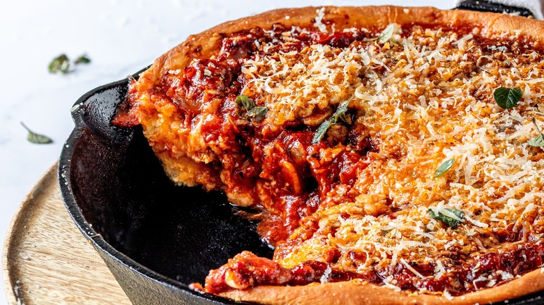 Deep-dish pizza layers