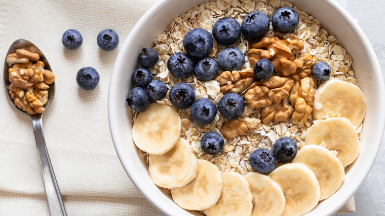 oatmeal with berries and nuts