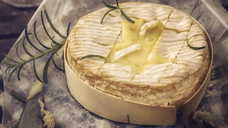  baked camembert with garlic