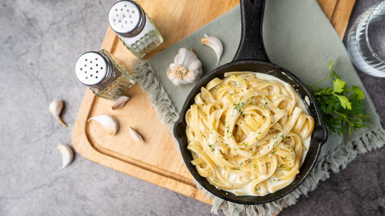 Fettuccine alfredo  in pan