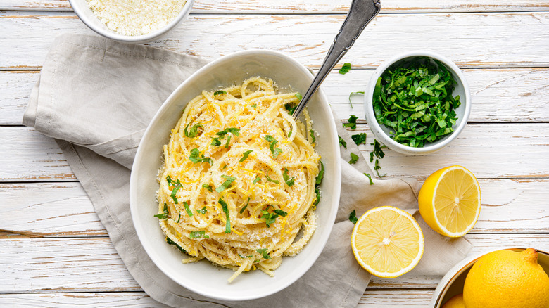 Pasta with lemon and parsley 