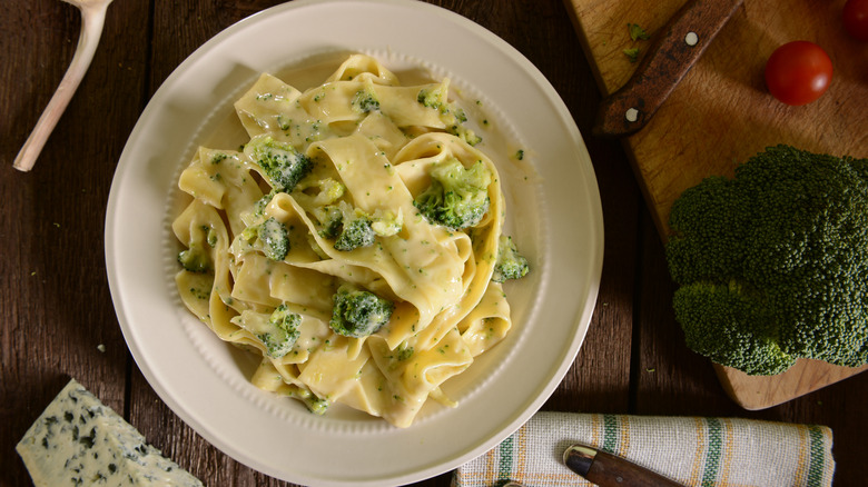 Quattro formaggi tagliatelle in bowl 