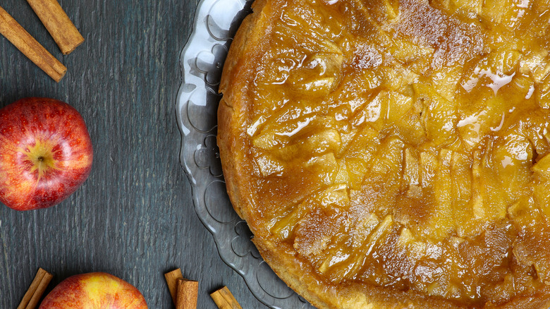 apple tart with cinnamon