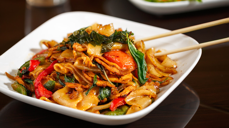 Stir-fry noodles with chicken and vegetables 