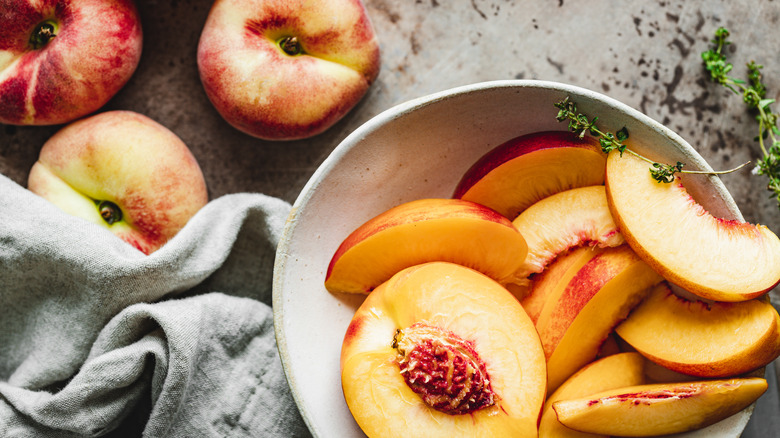 Sliced peaches in a bowl