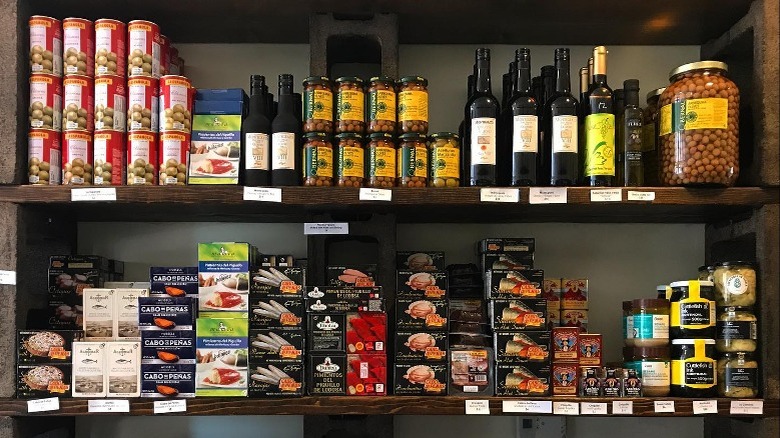 Despaña market interior shelves