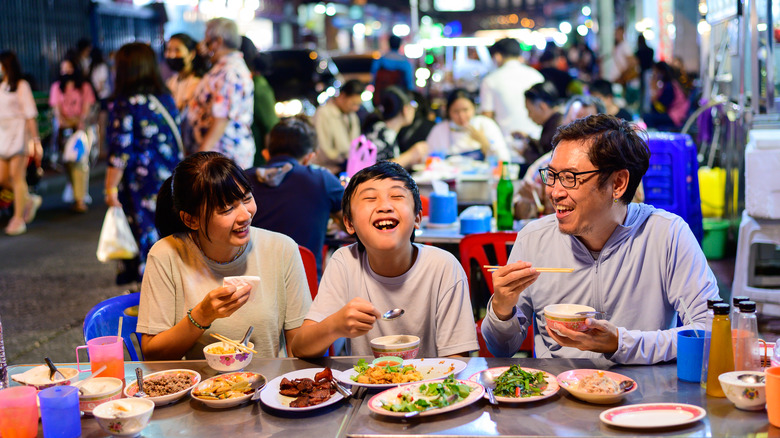 Family eating on Yaowarat road