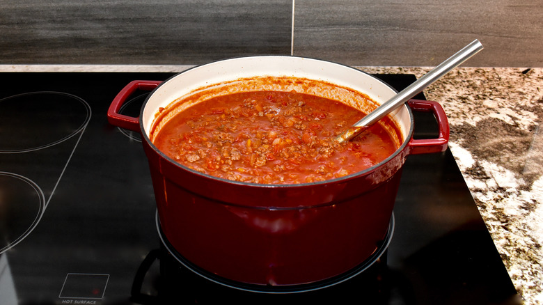 Slow cooking chili 