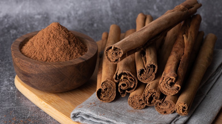 Ground and whole cinnamon 