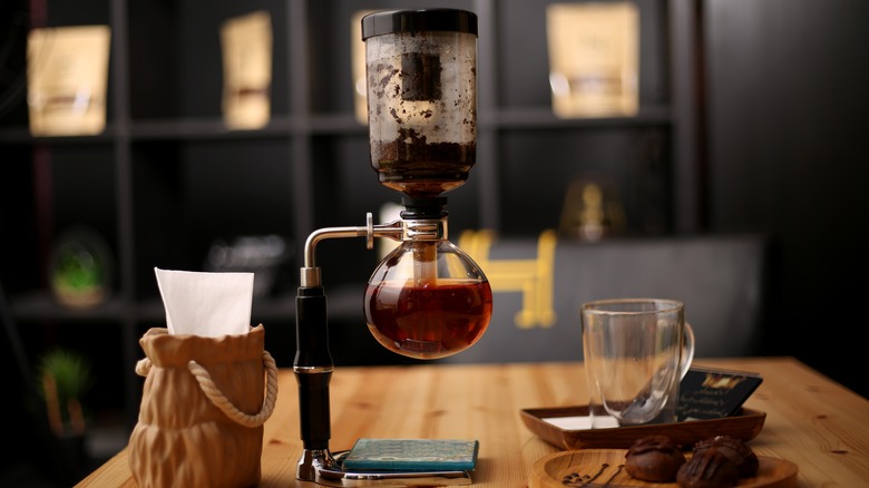 Siphon coffee maker