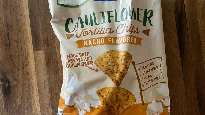 Nacho cheese cauliflower chips