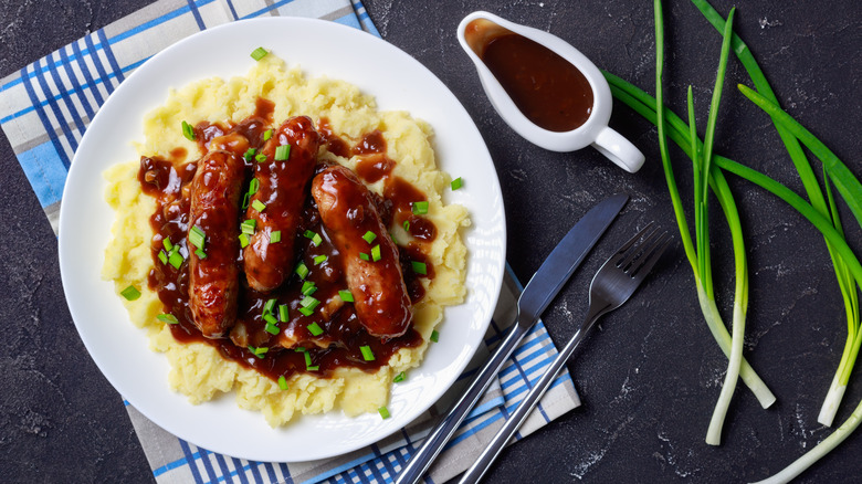 Bangers and mash with gravy 