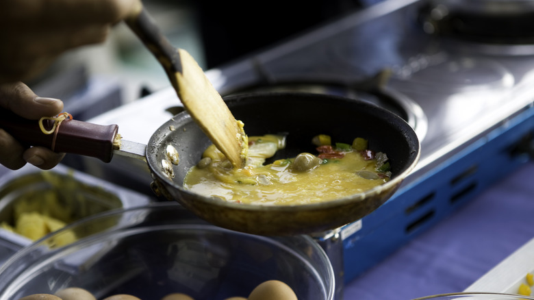 Cooking eggs in pan