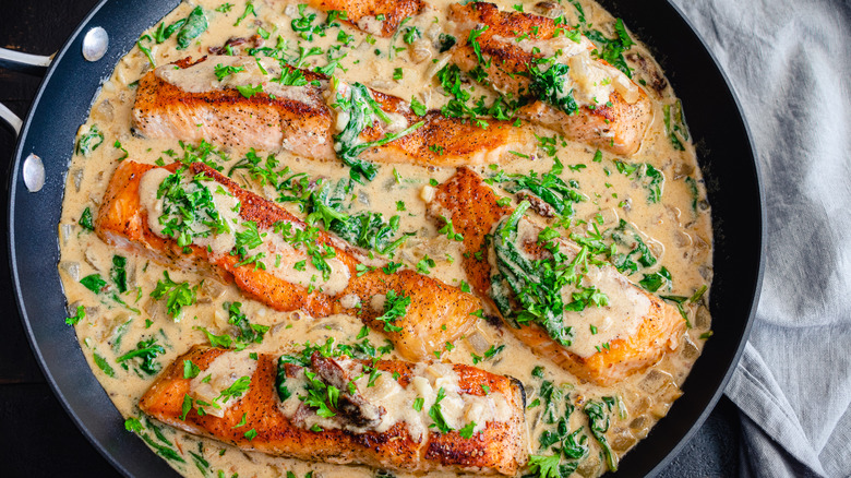 Salmon filets in butter sauce