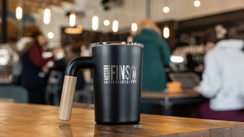 Three Fins cup with café