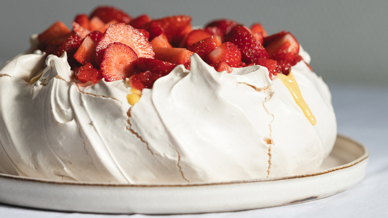 pavlova cake with strawberries and lemon curd