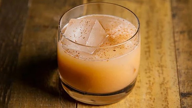 rye fizz cocktail 