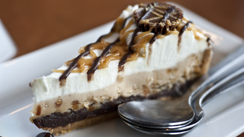 Peanut buter pie with topping