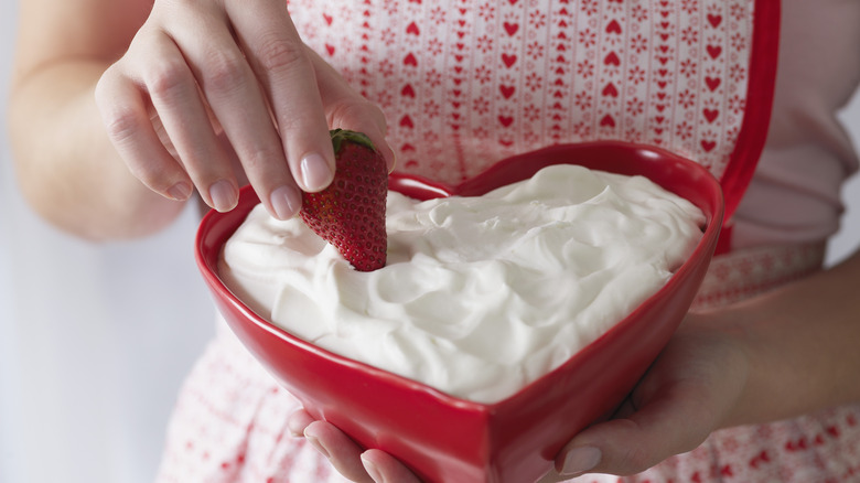 Dessert dip in heart tray