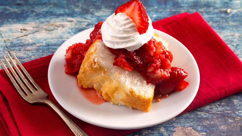 Angel food cake with strawberries