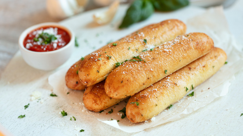 Garlic bread, sauce