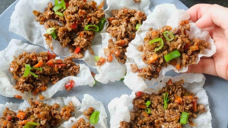 Rice paper boats with meat