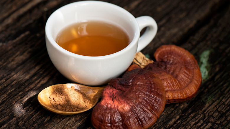 Tea with reishi mushrooms