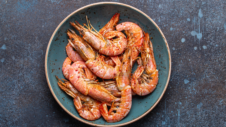 Whole grilled shrimp blue dish