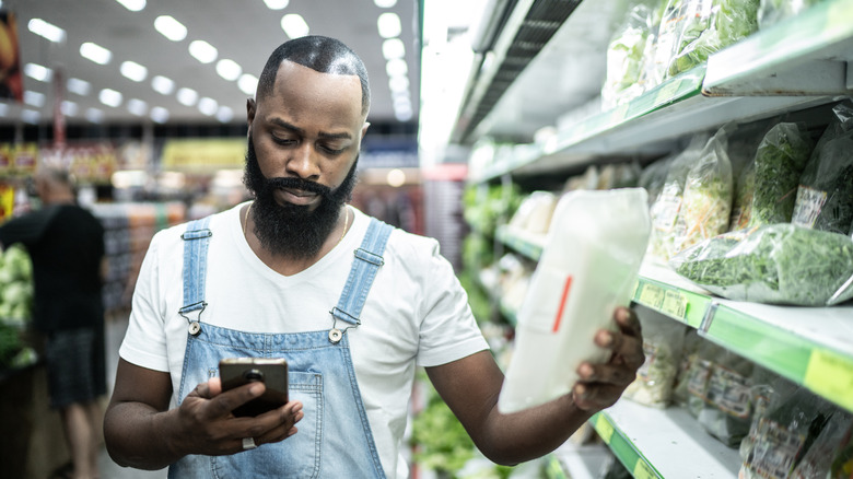 shopper calculating price on phone