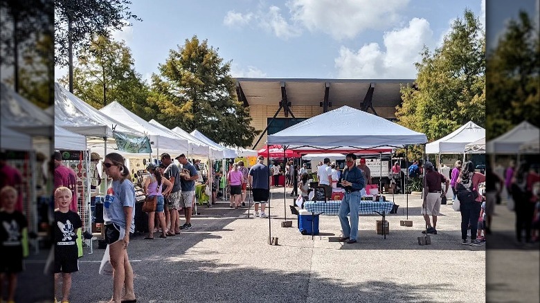 Sugarland famers market lot stands