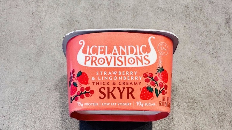 Strawberry & Lingonberry skyr yogurt