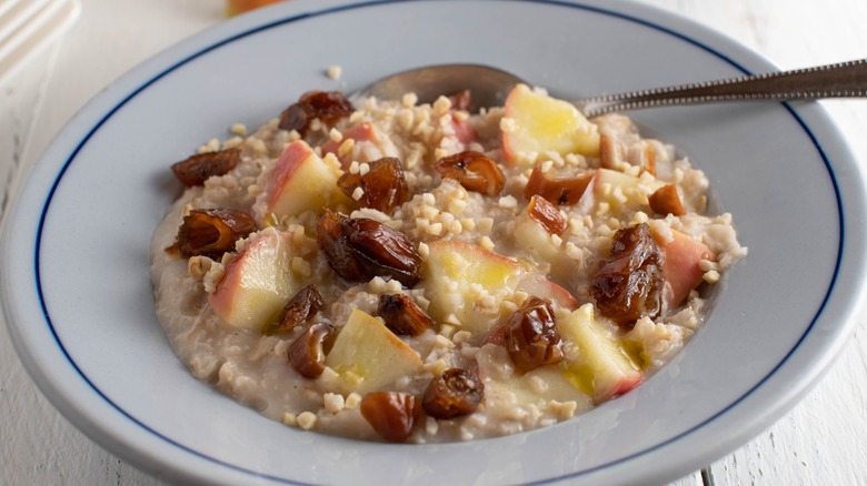 oatmeal with apples and dates