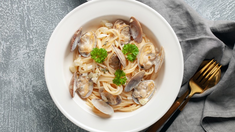 Spaghetti with clams in a bowl